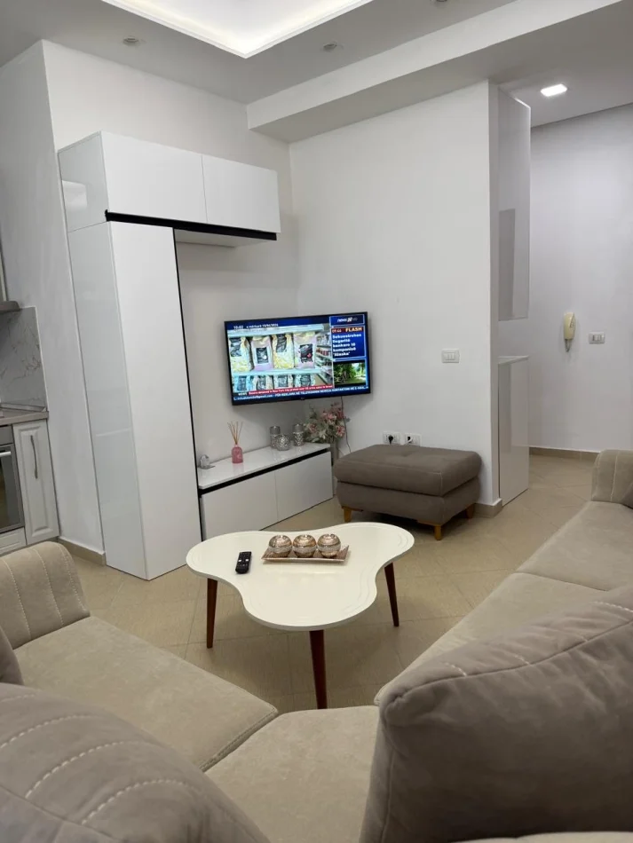 Tirane, jepet me qera apartament 1+1 Kati 8, 62 m² 700 € (Komuna E Parisit)
