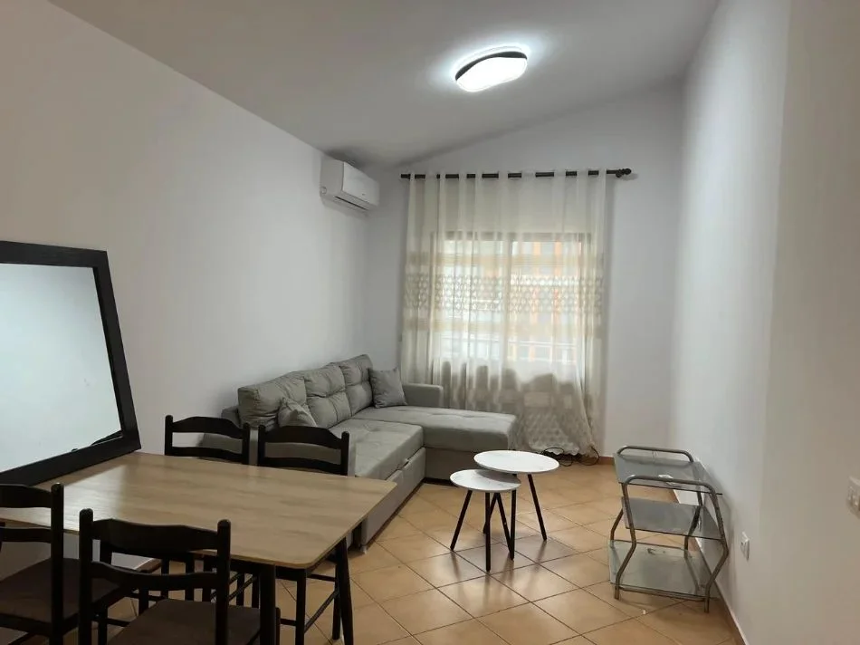 Tirane, jepet me qera apartament 3+1 Kati 4, 100 m² 550 € (Universiteti Barleti)