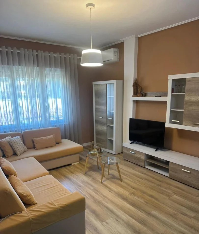 Tirane, jepet me qera apartament 2+1 Kati 4, 85 m² 700 € (Liqeni Artificial)