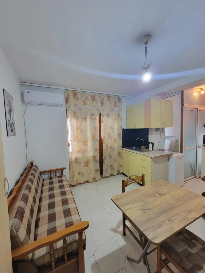 Tirane, jepet me qera apartament 1+1 Kati 1, 30 m² 250 € (Shkolla 9 Vjecare Xhezmi Delli)