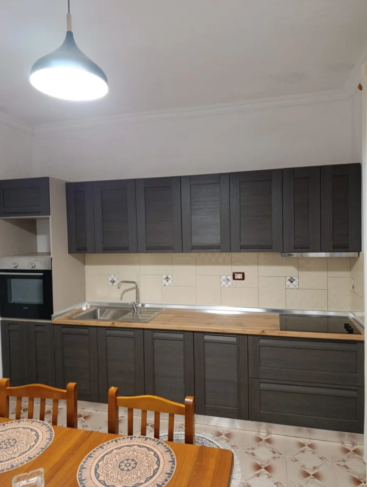 Tirane, jepet me qera apartament 1+1 Kati 1, 80 m² 400 € (Afer Black Stone Rruga 5 Maji)