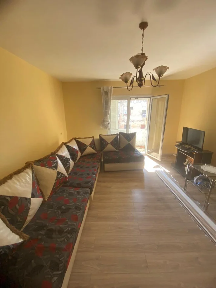 Tirane, jepet me qera apartament 2+1 Kati 5, 85 m² 470 € (Perball Harry Fultz)