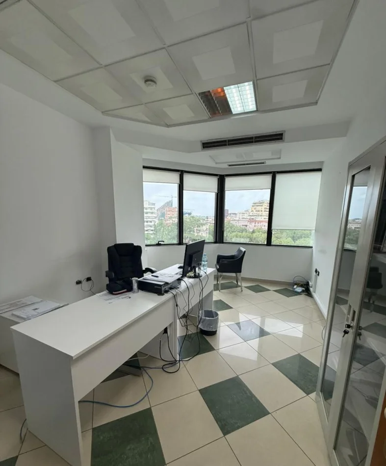 Tirane, jepet me qera ambjent biznesi Kati 2, 111 m² 3.000 € (Kullat Binjake)