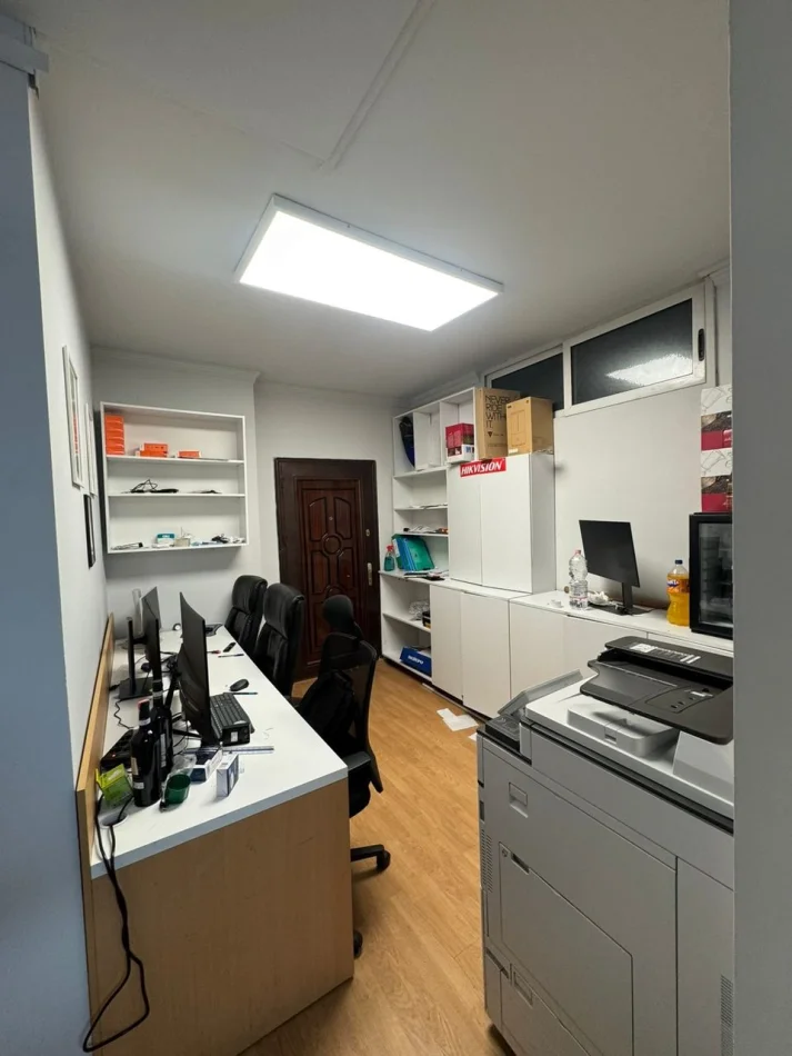 Tirane, jepet me qera ambjent biznesi Kati 0, 49 m² 400 € (Rruga Komuna E Parisit)