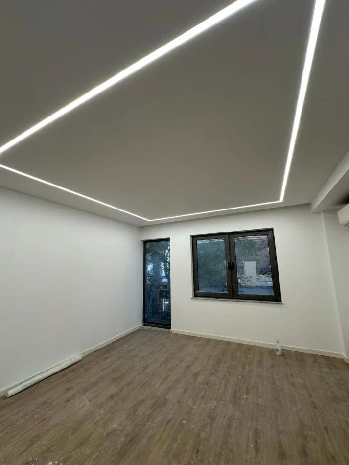 Tirane, jepet me qera ambjent biznesi Kati 2, 55 m² 450 € (Ali Demi)