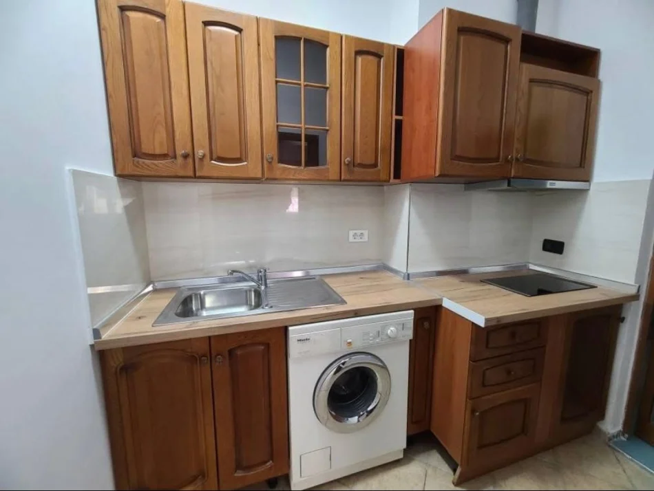 Tirane, jepet me qera apartament 1+1 Kati 2, 45 m² 370 € (Rruga 5 Maji)