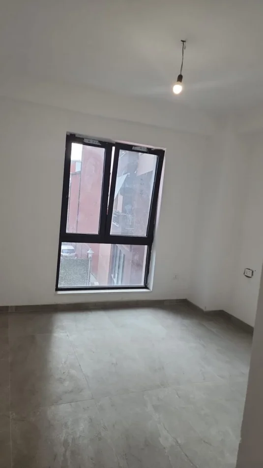Tirane, jepet me qera ambjent biznesi Kati 1, 100 m² 1300 € (Rruga Myslym Shyri)
