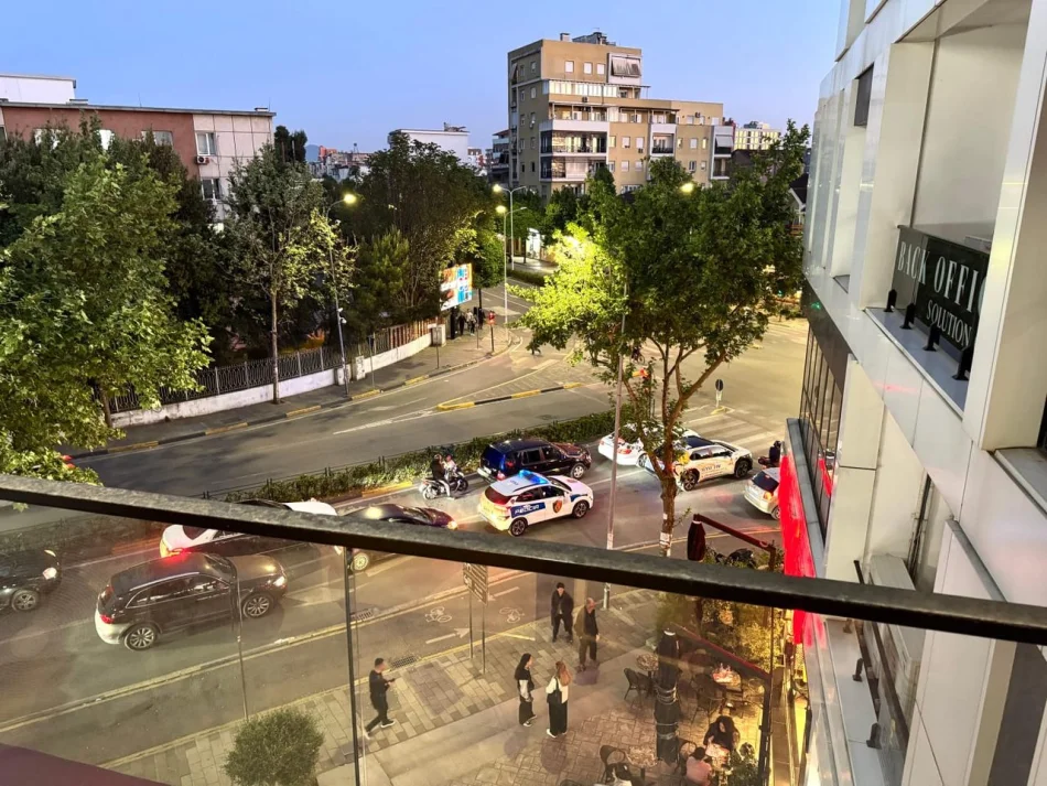 Tirane, jepet me qera ambjent biznesi Kati 2, 70 m² 500 € (Farmacia 10)