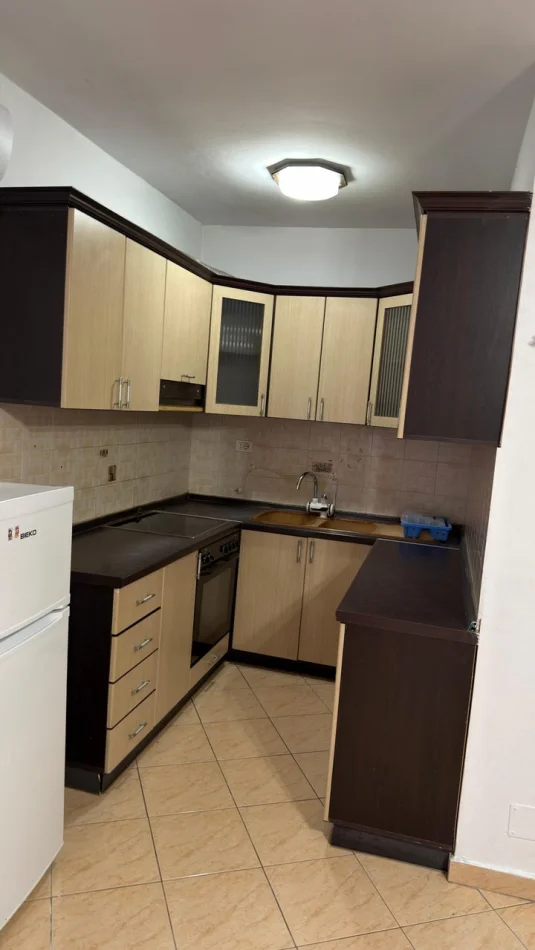 Tirane, jepet me qera apartament 1+1 Kati 3, 60 m² 450 € (Rruga E Kavajes)
