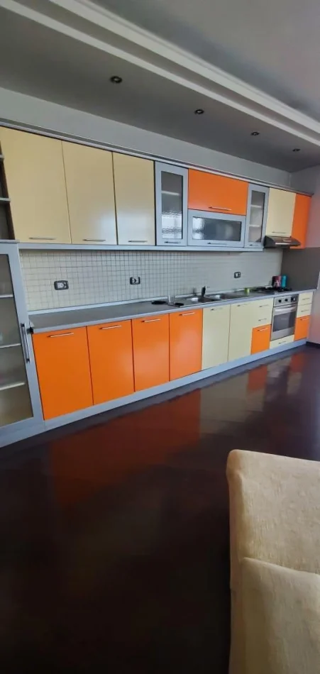 Tirane, jepet me qera apartament 2+1 Kati 5, 112 m² 600 € (Kodra E Diellit)