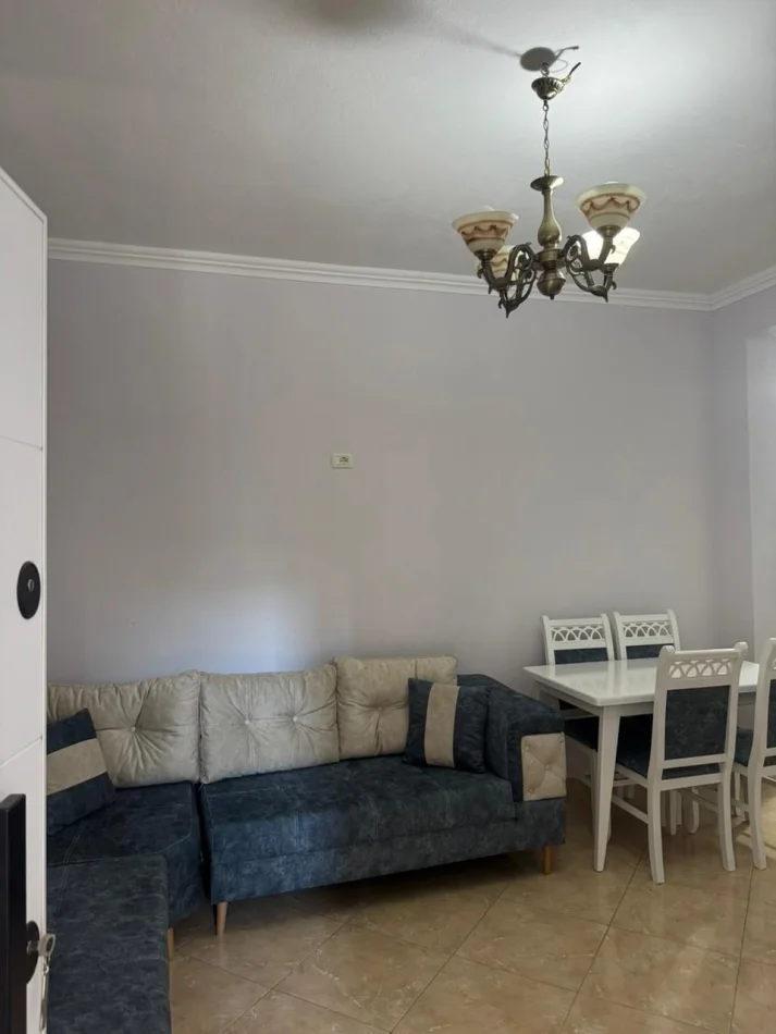 Tirane, jepet me qera apartament 1+1 , 70 m² 400 € (Rruga Xhanfize Keko)