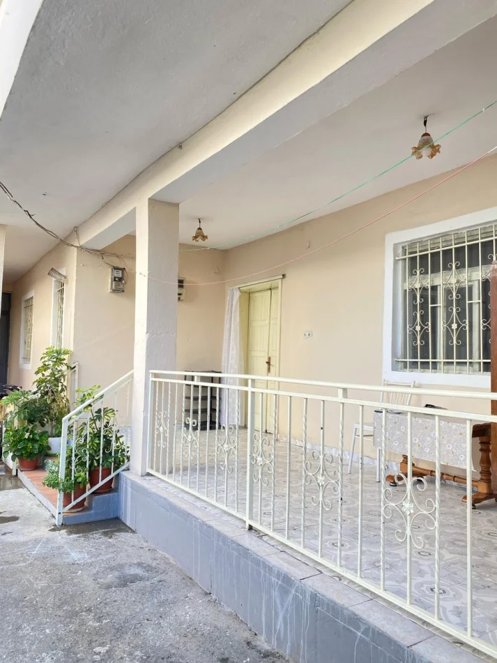 Tirane, jepet me qera apartament 1+1 Kati 1, 85 m² 300 € (Laprake)