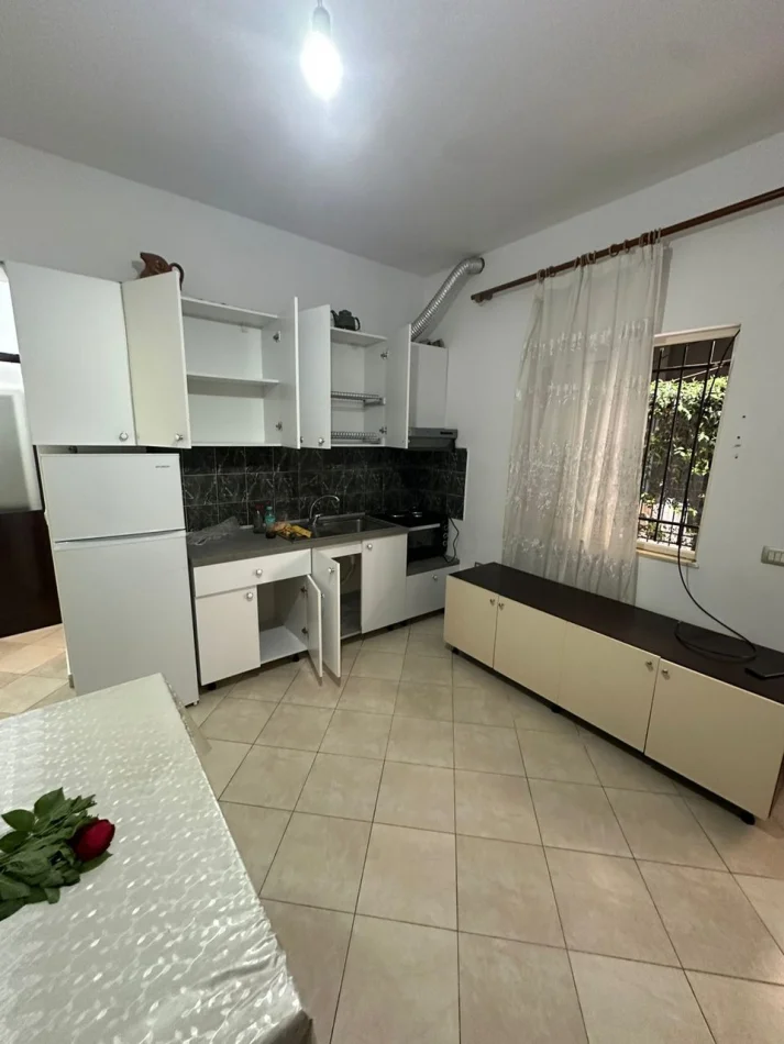 Tirane, jepet me qera ambjent biznesi Kati 1, 60 m² 350 € (Hyrje Private 11 5 Maj 350 Euro Muaj 3)
