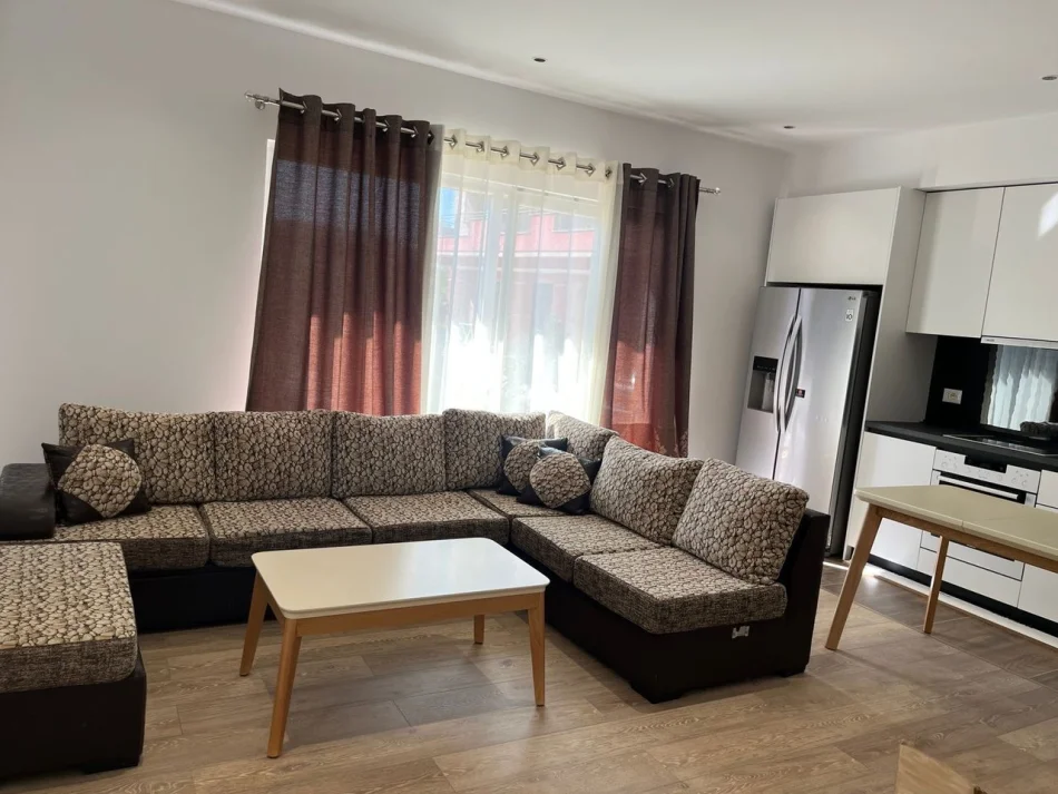 Tirane, jepet me qera apartament 2+1 Kati 1, 100 m² 550 € (Rruga 5 Maji)