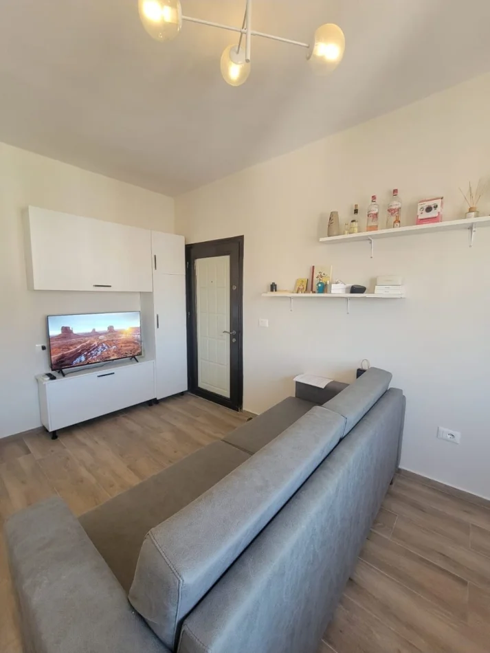 Tirane, jepet me qera apartament 1+1 Kati 4, 55 m² 500 € (Super Apartament 1 1 Afer Auto Kadiu 21 Dhjetori)