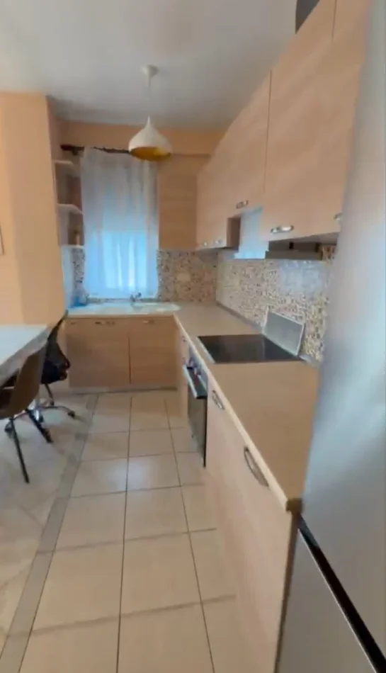 Tirane, jepet me qera apartament 2+1 Kati 9, 100 m² 500 € (Kthesa E Kamzes)