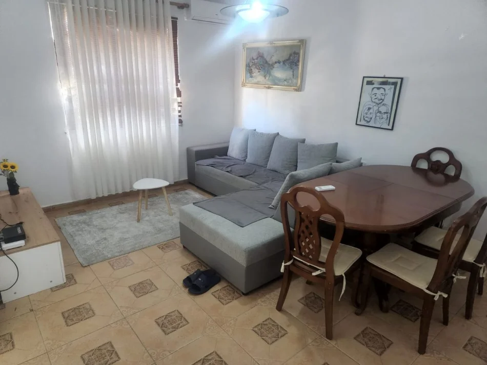 Tirane, jepet me qera apartament 1+1 Kati 4, 57 m² 400 € (Ali Demi)