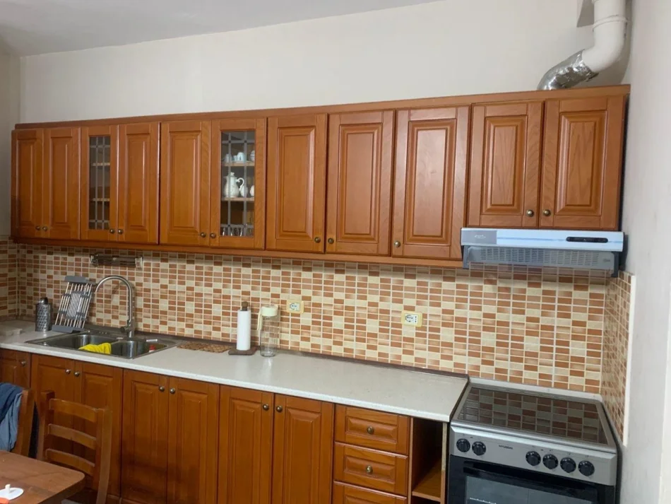 Tirane, jepet me qera apartament 1+1 Kati 1, 43 m² 400 € (Vasil Shanto)