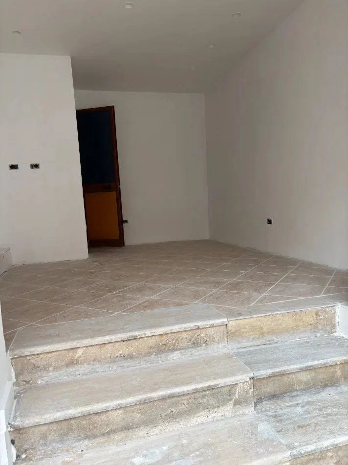 Tirane, jepet me qera ambjent biznesi Kati 0, 20 m² 550 € (Rruga e Elbasanit)
