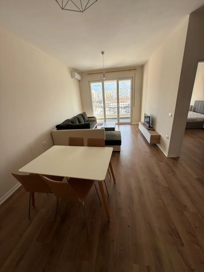 Tirane, jepet me qera apartament 1+1 Kati 4, 70 m² 500 € (Rruga 5 Maji)