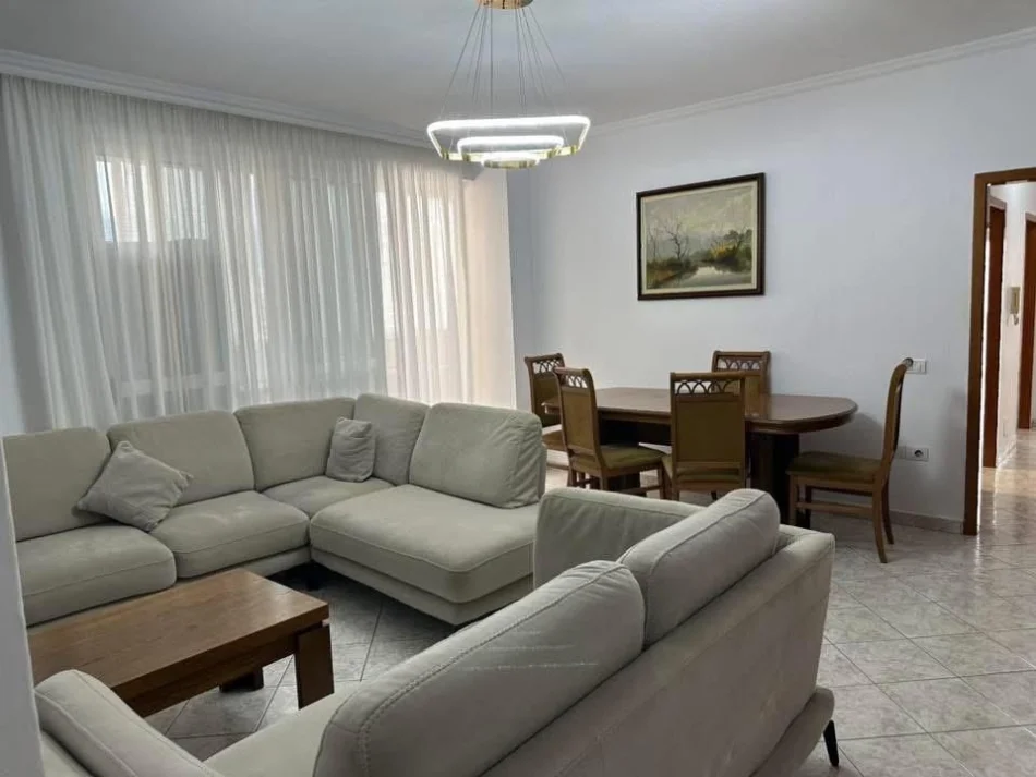Tirane, jepet me qera apartament 3+1 Kati 5, 125 m² 700 € (Selvia)