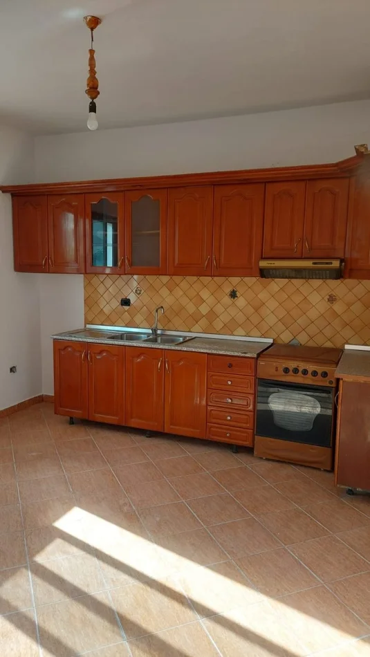 Tirane, jepet me qera apartament 2+1 Kati 1, 90 m² 450 € (Allias)