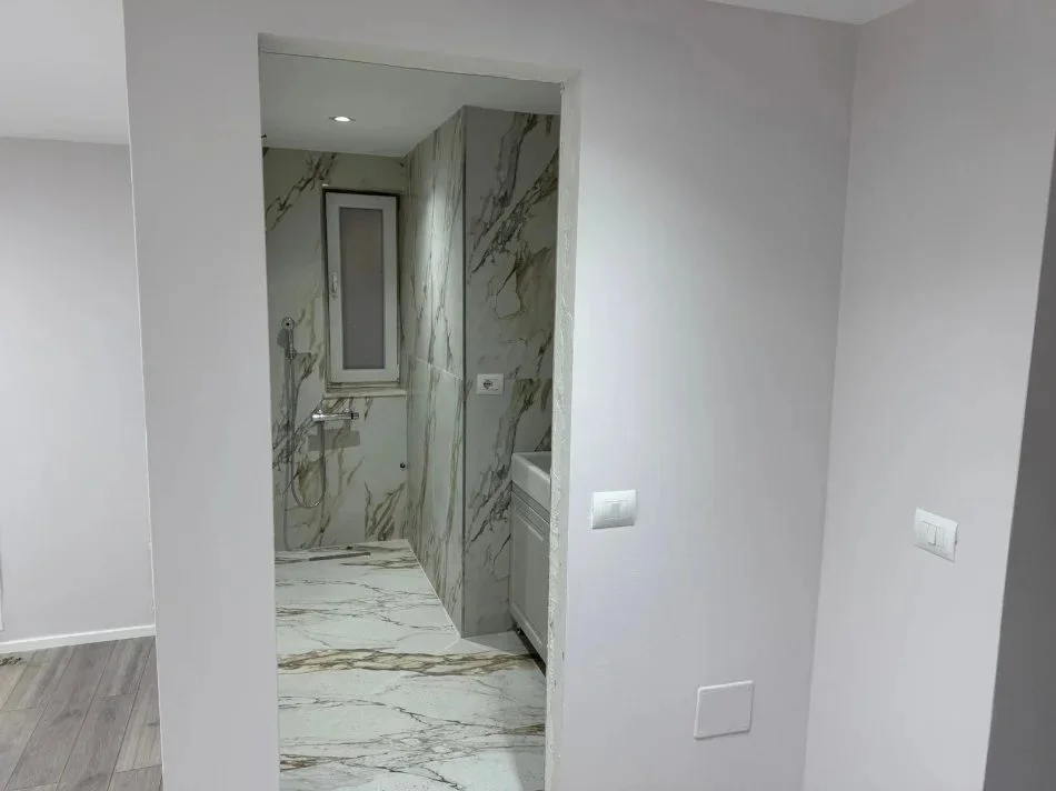 Tirane, jepet me qera ambjent biznesi 73 m² 1500 € (Bulevardi Bajram Curri)