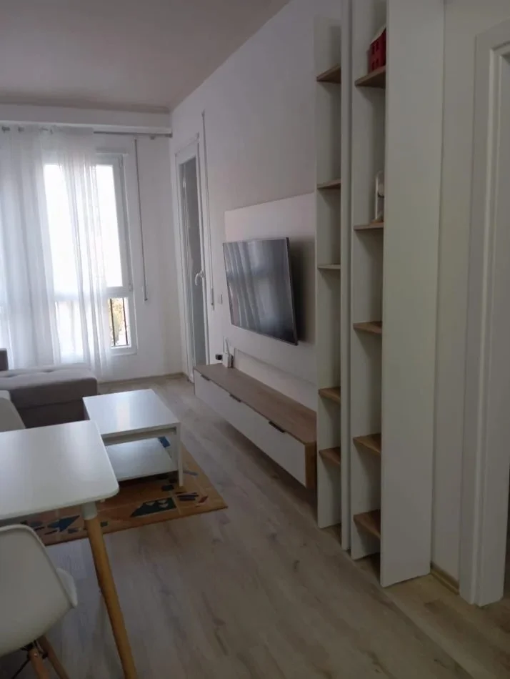 Tirane, jepet me qera apartament 1+1 Kati 7, 500 € (Rruga 5 Maji)