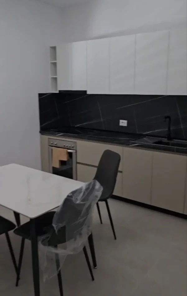 Tirane, jepet me qera apartament 1+1 Kati 2, 65 m² 500 € (Rruga 5 Maji)
