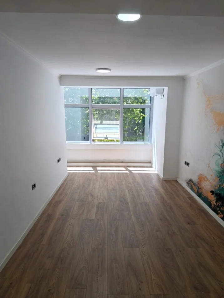 Tirane, jepet me qera ambjent biznesi Kati 2, 85 m² 800 € (21 Dhjetori)