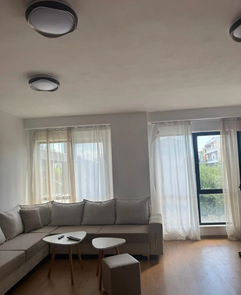 Tirane, jepet me qera apartament 3+1 Kati 1, 133 m² 500 € (Rruga 5 Maji)