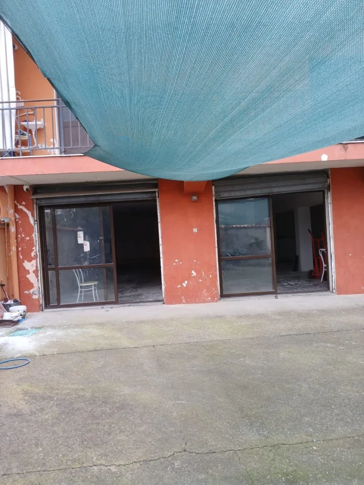 Tirane, jepet me qera ambjent biznesi Kati 1, 100 m² 350 € (Tregu Elektrik)