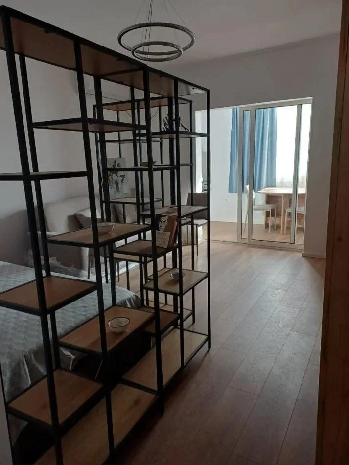 Tirane, jepet me qera apartament 1+1 Kati 5, 40 m² 500 € (Rruga Myslym Shyri)