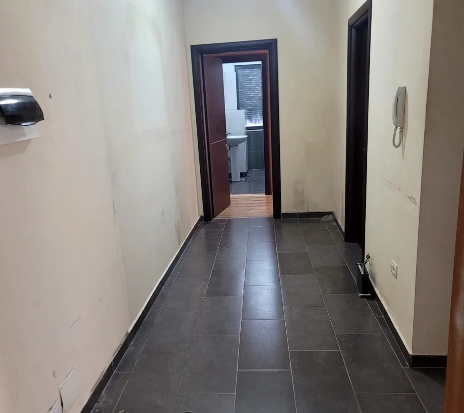 Tirane, jepet me qera apartament 2+1 Kati 1, 102 m² 600 € (Liqeni i Thatë)