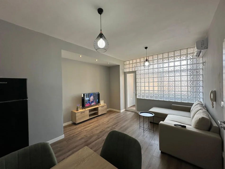 Tirane, jepet me qera apartament 1+1 Kati 5, 65 m² 650 € (Pazari i Ri)