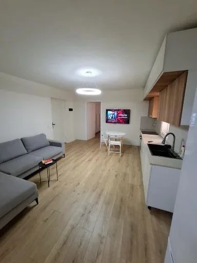 Tirane, jepet me qera apartament 2+1 Kati 4, 60 m² 600 € (Rruga e Barrikadave)
