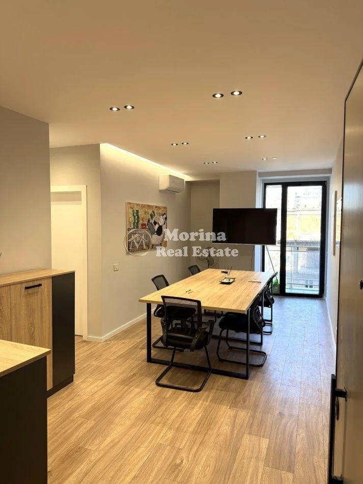 Tirane, jepet me qera ambjent biznesi Kati 3, 70 m² 700 € (Mine Peza)