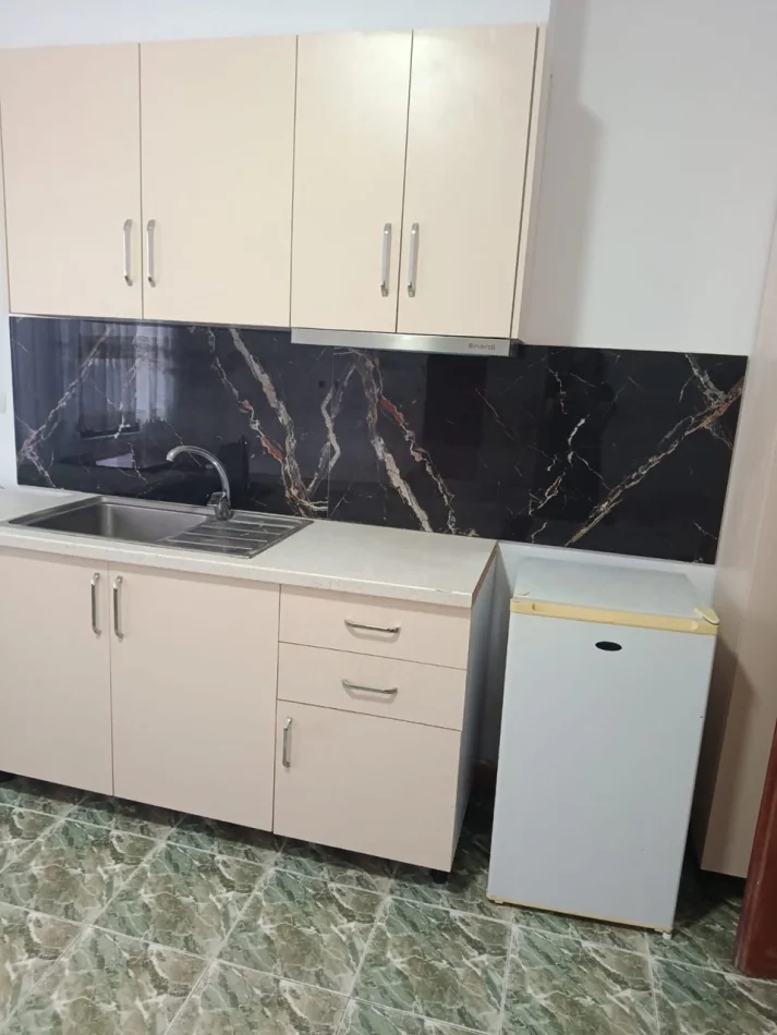 Tirane, jepet me qera apartament 2+1 Kati 1, 60 m² 300 € (Qendra Shëndetësore Qytet Studenti)