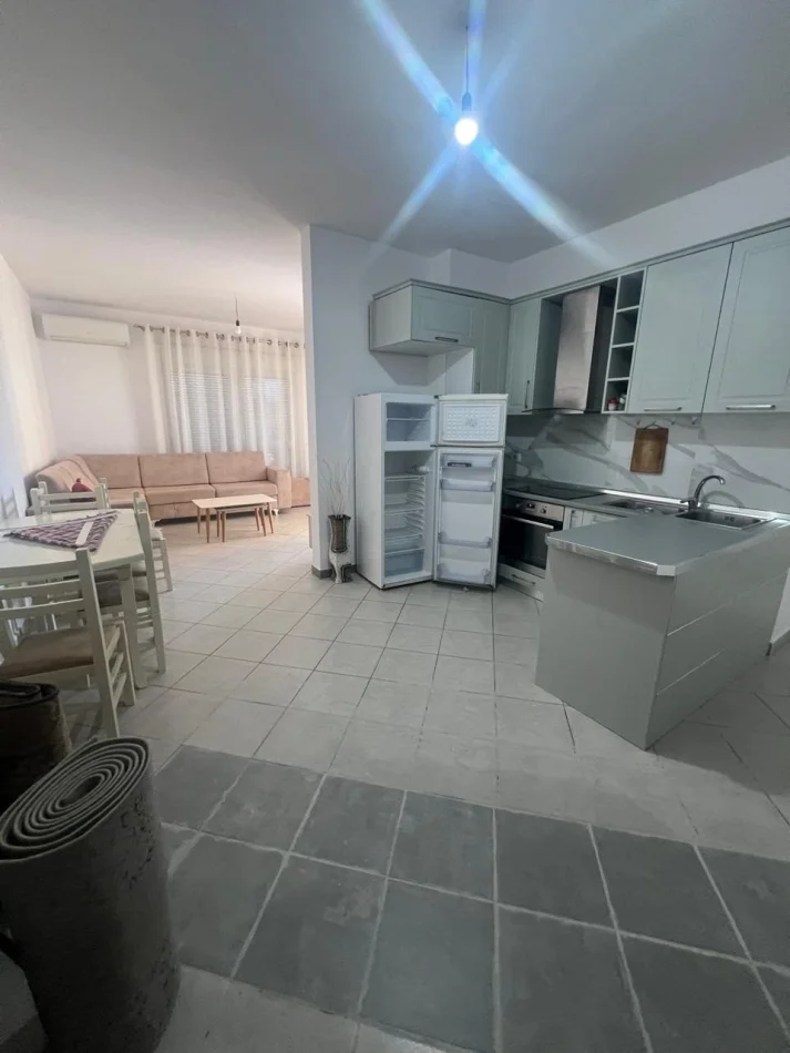 Tirane, jepet me qera apartament 2+1 Kati 2, 93 m² 400 € (Kombinat)
