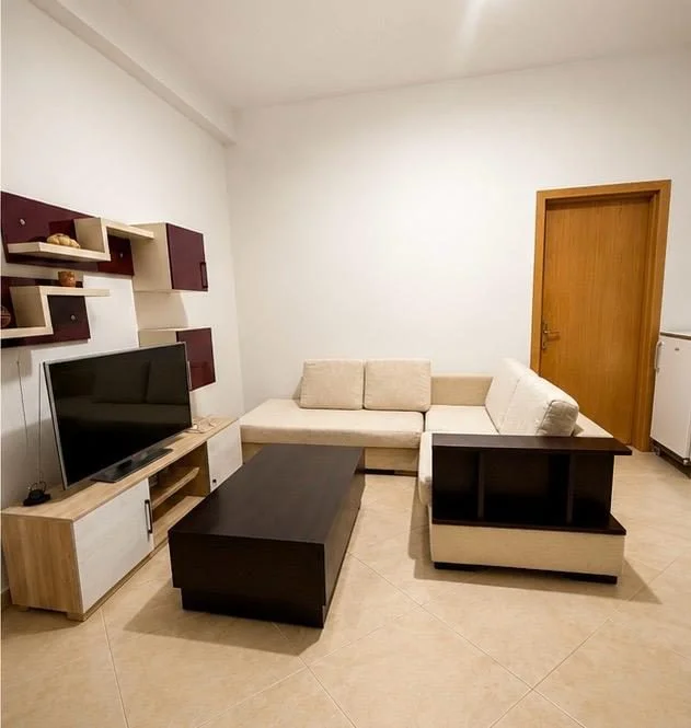 Tirane, jepet me qera apartament 1+1 Kati 1, 55 m² 300 € (Te Centrali Tirana)