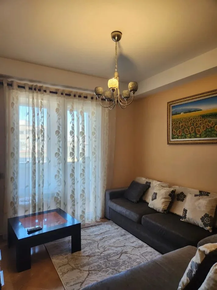 Tirane, jepet me qera apartament 1+1 Kati 4, 50 m² 380 € (Fresku)