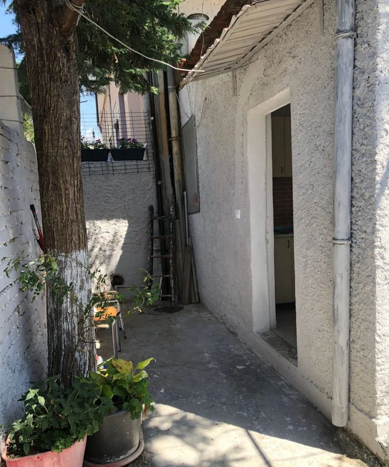 Tirane, jepet me qera apartament 1+1 Kati 1, 30 m² 250 € (Ali Demi)