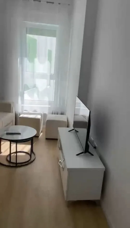 Tirane, jepet me qera apartament 1+1 Kati 7, 50 m² 380 € (Ali Demi)