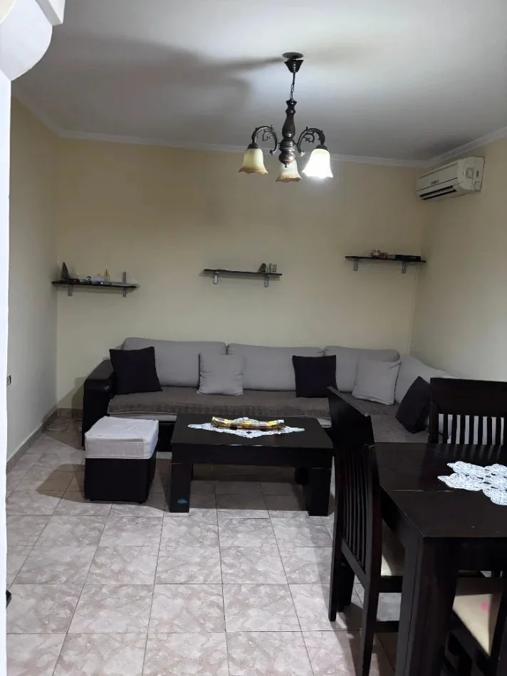 Tirane, jepet me qera apartament 2+1 Kati 5, 55 m² 450 € (Rruga Bajo Topulli)