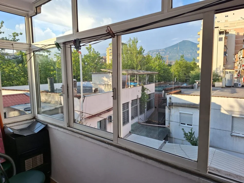 Tirane, jepet me qera apartament 2+1 Kati 3, 75 m² 500 € (Brryli)