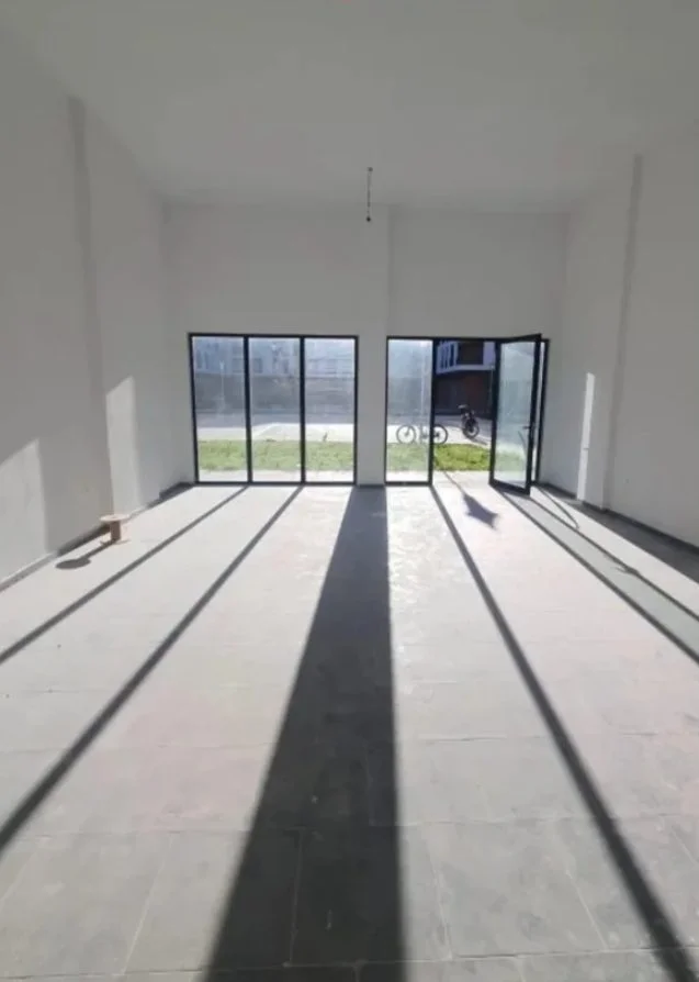 Tirane, jepet me qera ambjent biznesi 70 m² 700 € (Kombinat)