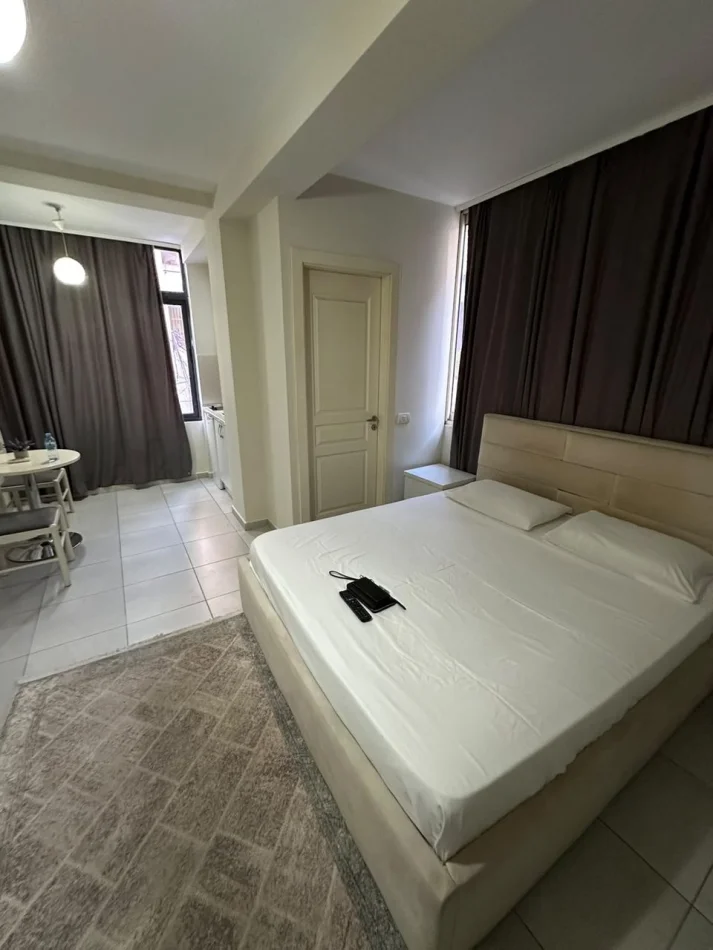 Tirane, jepet me qera apartament 1+1 Kati 2, 45 m² 400 € (Sheshi Willson)