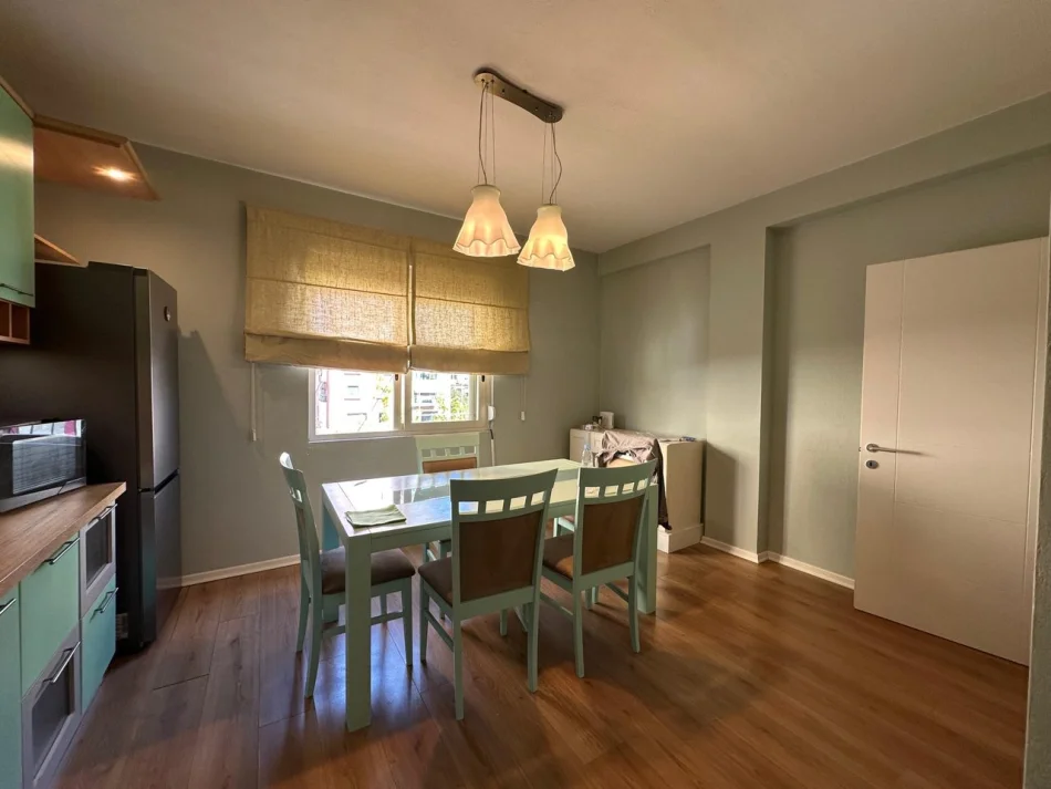 Tirane, jepet me qera apartament 2+1 Kati 4, 89 m² 700 € (Komuna e Parisit)