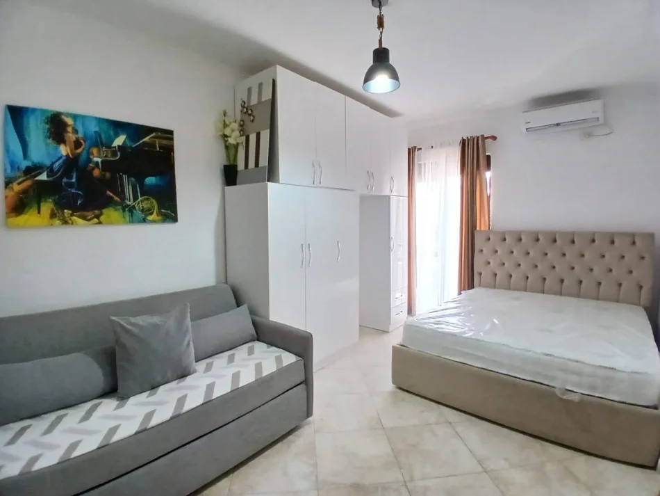 Tirane, jepet me qera apartament 1+1 Kati 3, 50 m² 520 € (Rruga e Barrikadave)