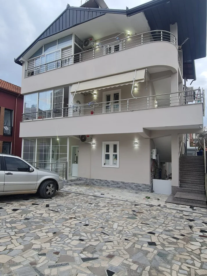 Tirane, jepet me qera apartament 1+1 Kati 1, 70 m² 400 € (Kinostudio)